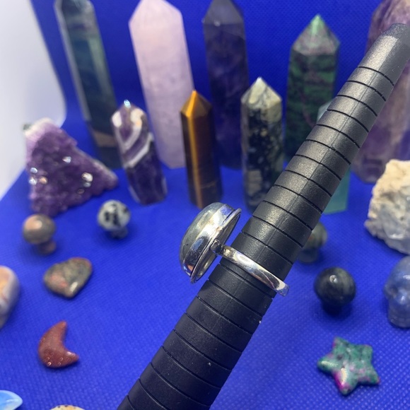 Flashy Striped Labradorite Oval Ring. .925 Sterling Plated. Size 6.5 - Picture 11 of 12